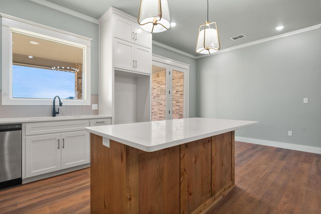 1121 N 6th Street, Wolfforth, TX 79382