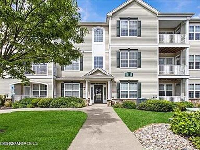 136 Mill Pond Way, Eatontown, NJ 07724