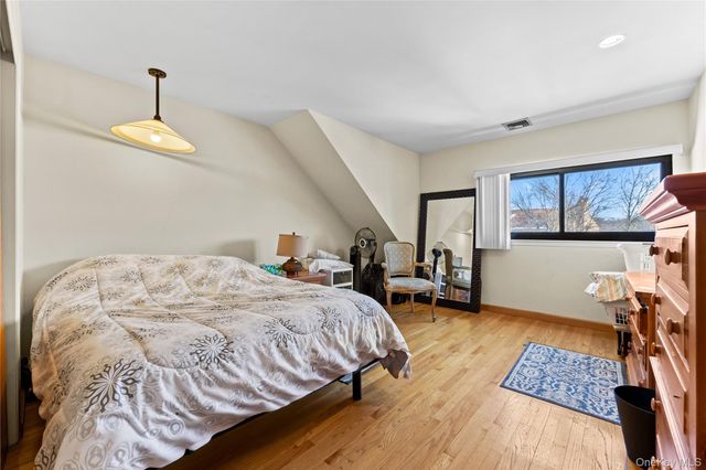 4 John Bean Court, Port Washington, NY 11050