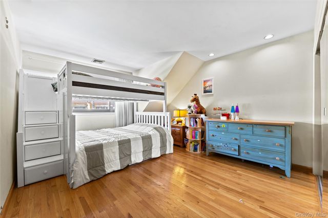 4 John Bean Court, Port Washington, NY 11050