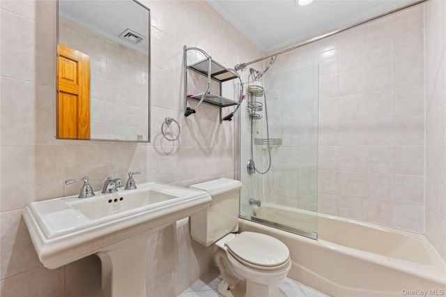 4 John Bean Court, Port Washington, NY 11050