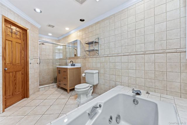 4 John Bean Court, Port Washington, NY 11050