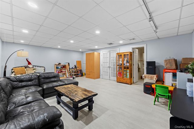 4 John Bean Court, Port Washington, NY 11050