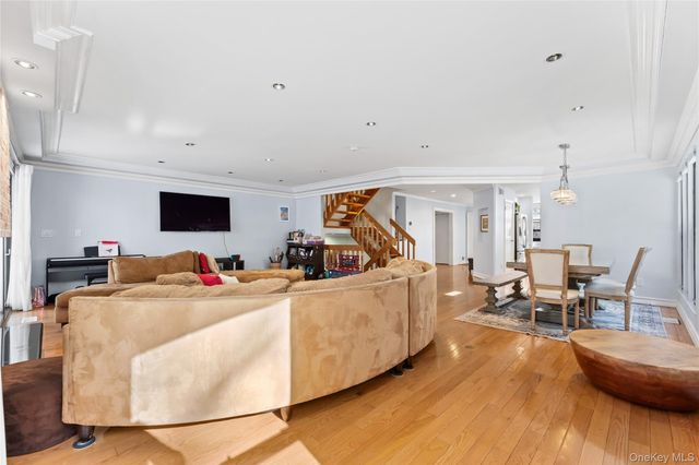 4 John Bean Court, Port Washington, NY 11050