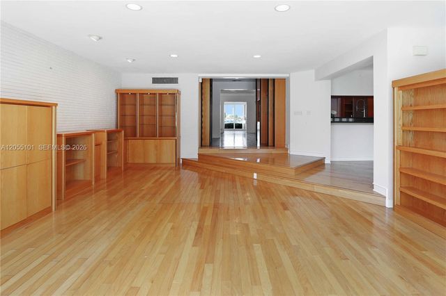 803 N Southlake Drive, Hollywood, FL 33019