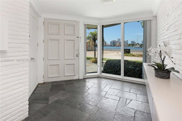803 N Southlake Drive, Hollywood, FL 33019
