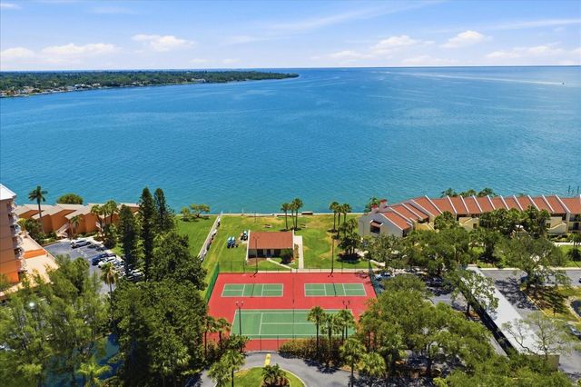 7530 SUNSHINE SKYWAY LANE S T30, St Petersburg, FL 33711