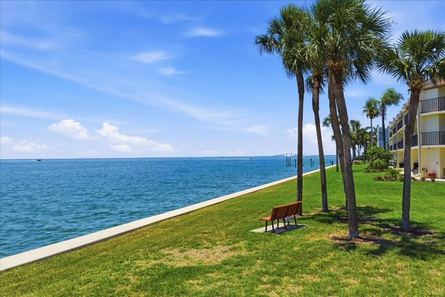 7530 SUNSHINE SKYWAY LANE S T30, St Petersburg, FL 33711