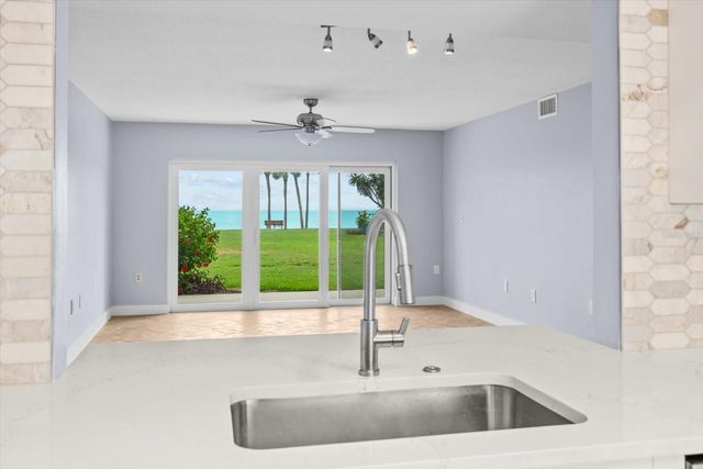 7530 SUNSHINE SKYWAY LANE S T30, St Petersburg, FL 33711