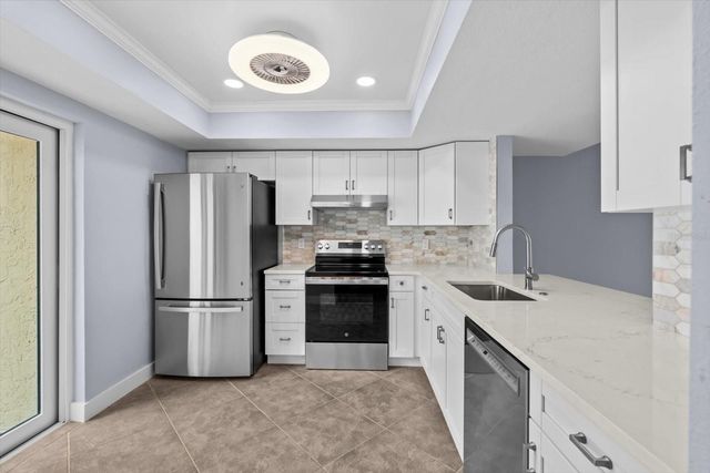 7530 SUNSHINE SKYWAY LANE S T30, St Petersburg, FL 33711