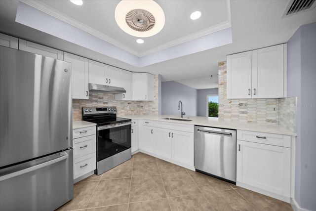 7530 SUNSHINE SKYWAY LANE S T30, St Petersburg, FL 33711