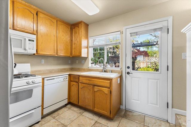 2310 Iroquois St, Santa Rosa, CA 95403