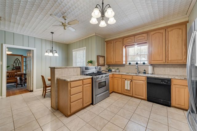 233 E High Street, Wills Point, TX 75169