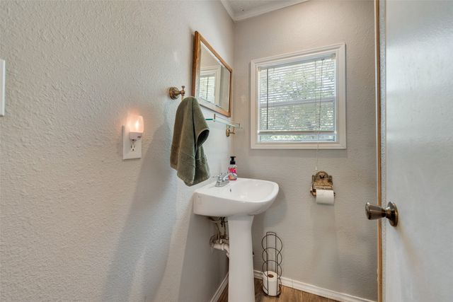 233 E High Street, Wills Point, TX 75169