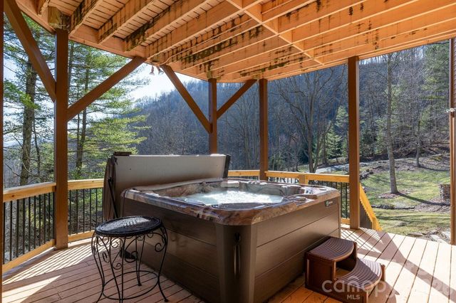 446 Windridge Drive, Sugar Grove, NC 28679
