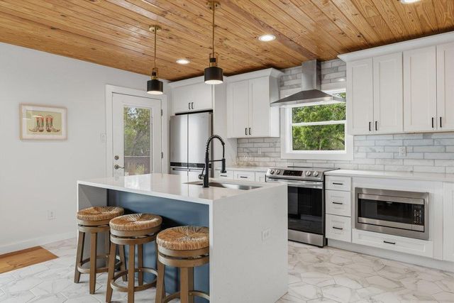 109 Freedom DR, Wimberley, TX 78676