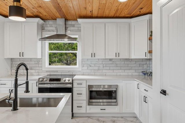 109 Freedom DR, Wimberley, TX 78676