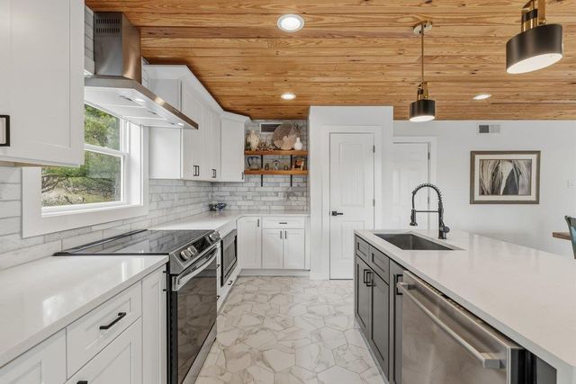 109 Freedom DR, Wimberley, TX 78676