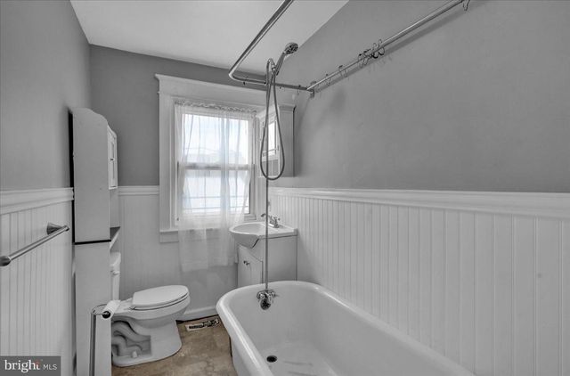 136 W POPLAR ST, Fleetwood, PA 19522