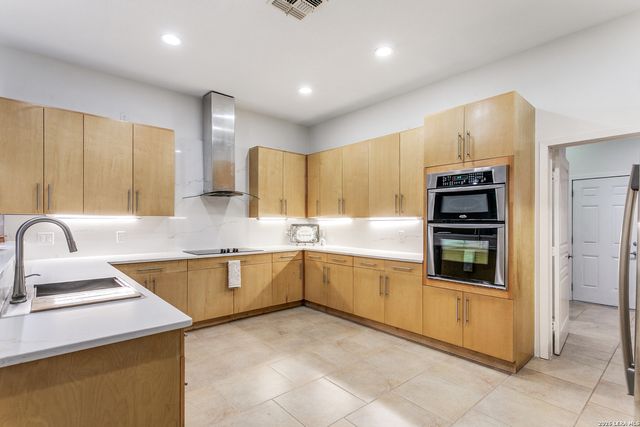 910 Silent Hollow, San Antonio, TX 78260