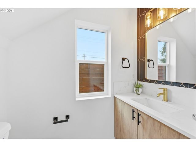 11715 Se ASH St, Portland, OR 97216