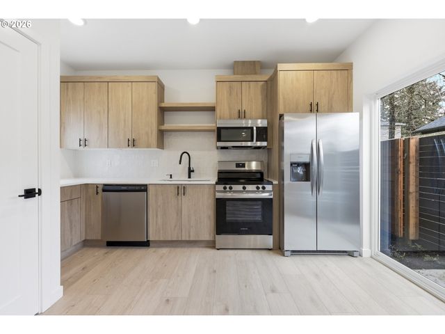 11715 Se ASH St, Portland, OR 97216