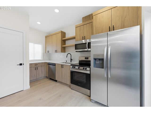 11715 Se ASH St, Portland, OR 97216