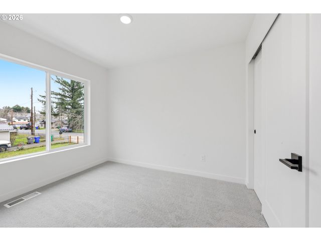 11715 Se ASH St, Portland, OR 97216