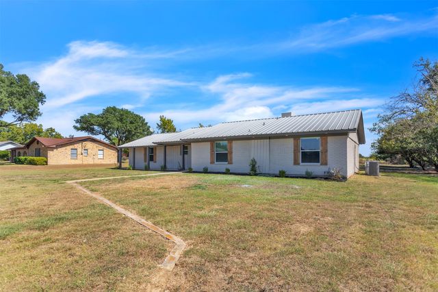 110 Twin Circle, Wortham, TX 76693