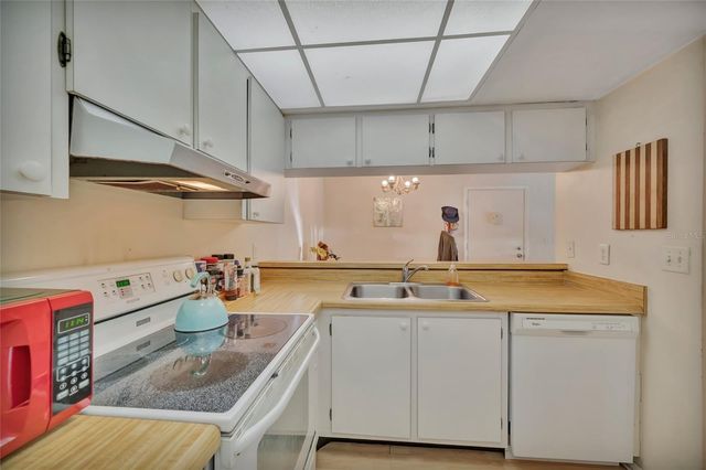 3221 BENEVA ROAD 102, Sarasota, FL 34232