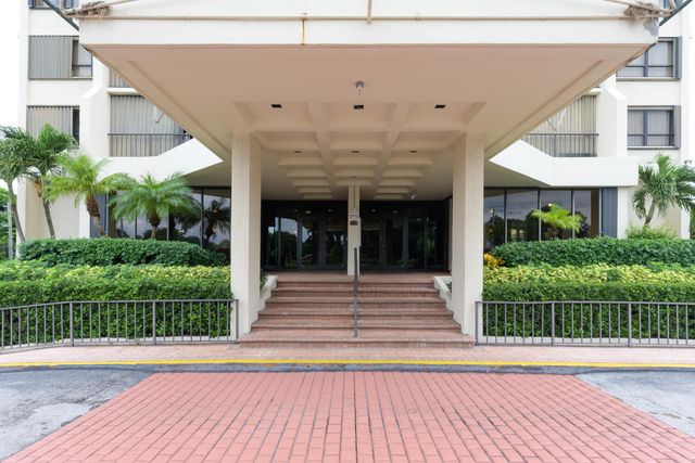 5600 N Flagler Drive 1502, West Palm Beach, FL 33407