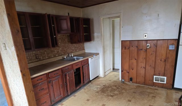 3 Pond Road, Walden, NY 12586