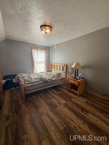 331 E Chocolay Street, Munising, MI 49862