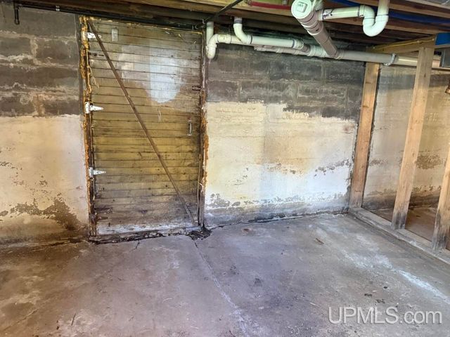 331 E Chocolay Street, Munising, MI 49862