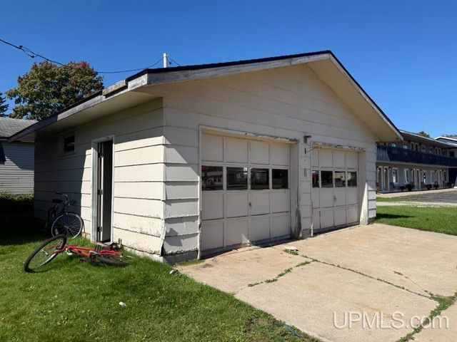 331 E Chocolay Street, Munising, MI 49862