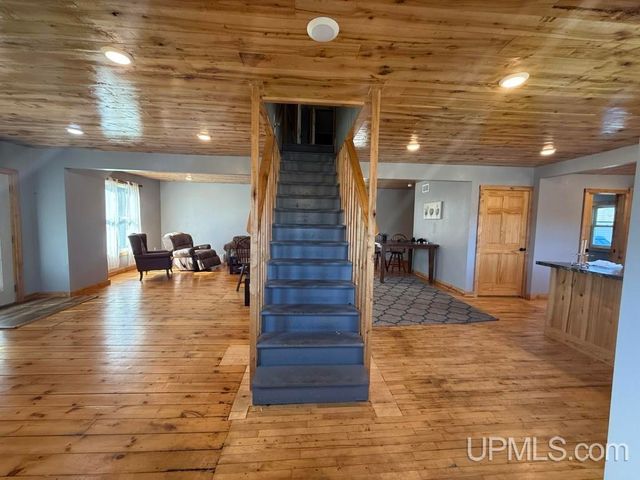 331 E Chocolay Street, Munising, MI 49862