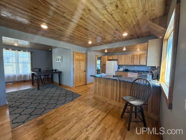 331 E Chocolay Street, Munising, MI 49862