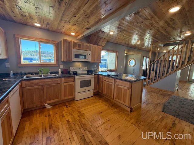 331 E Chocolay Street, Munising, MI 49862