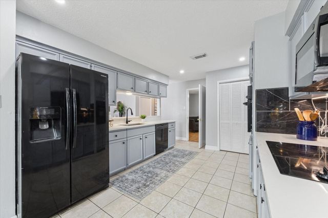 403 Colonial Drive, Friendswood, TX 77546