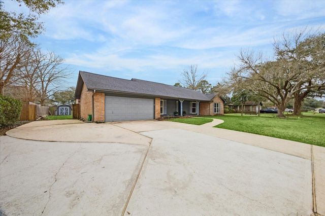 403 Colonial Drive, Friendswood, TX 77546