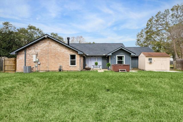 403 Colonial Drive, Friendswood, TX 77546