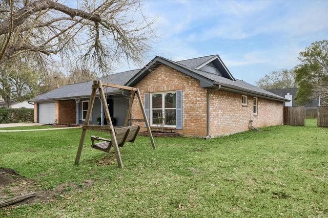 403 Colonial Drive, Friendswood, TX 77546