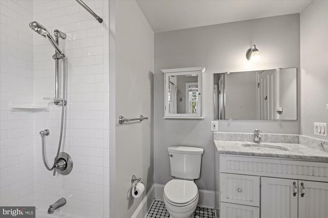 702 ENDERBY DR, Alexandria, VA 22302