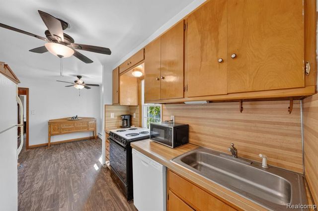 28805 Melvin Street, Roseville, MI 48066