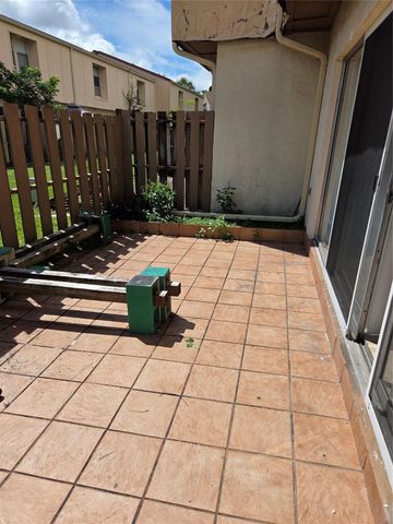 8218 NW 8 Place 2, Plantation, FL 33324