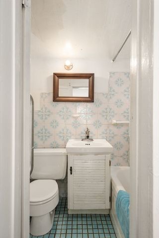 17 N Main St, Upton, MA 01568