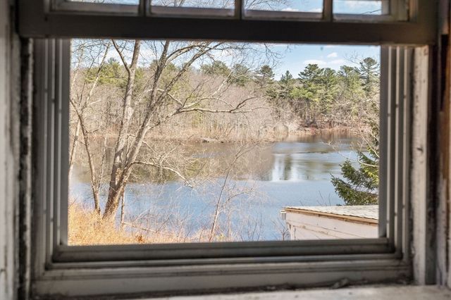 17 N Main St, Upton, MA 01568