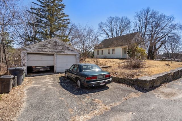 17 N Main St, Upton, MA 01568