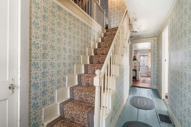 17 N Main St, Upton, MA 01568