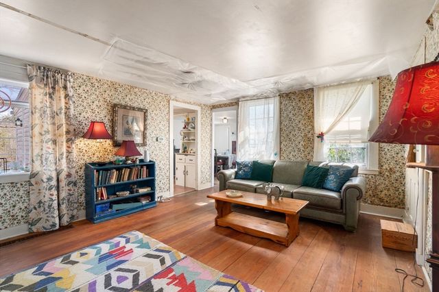 17 N Main St, Upton, MA 01568